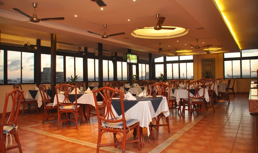 Royal Court Hotel 24/38