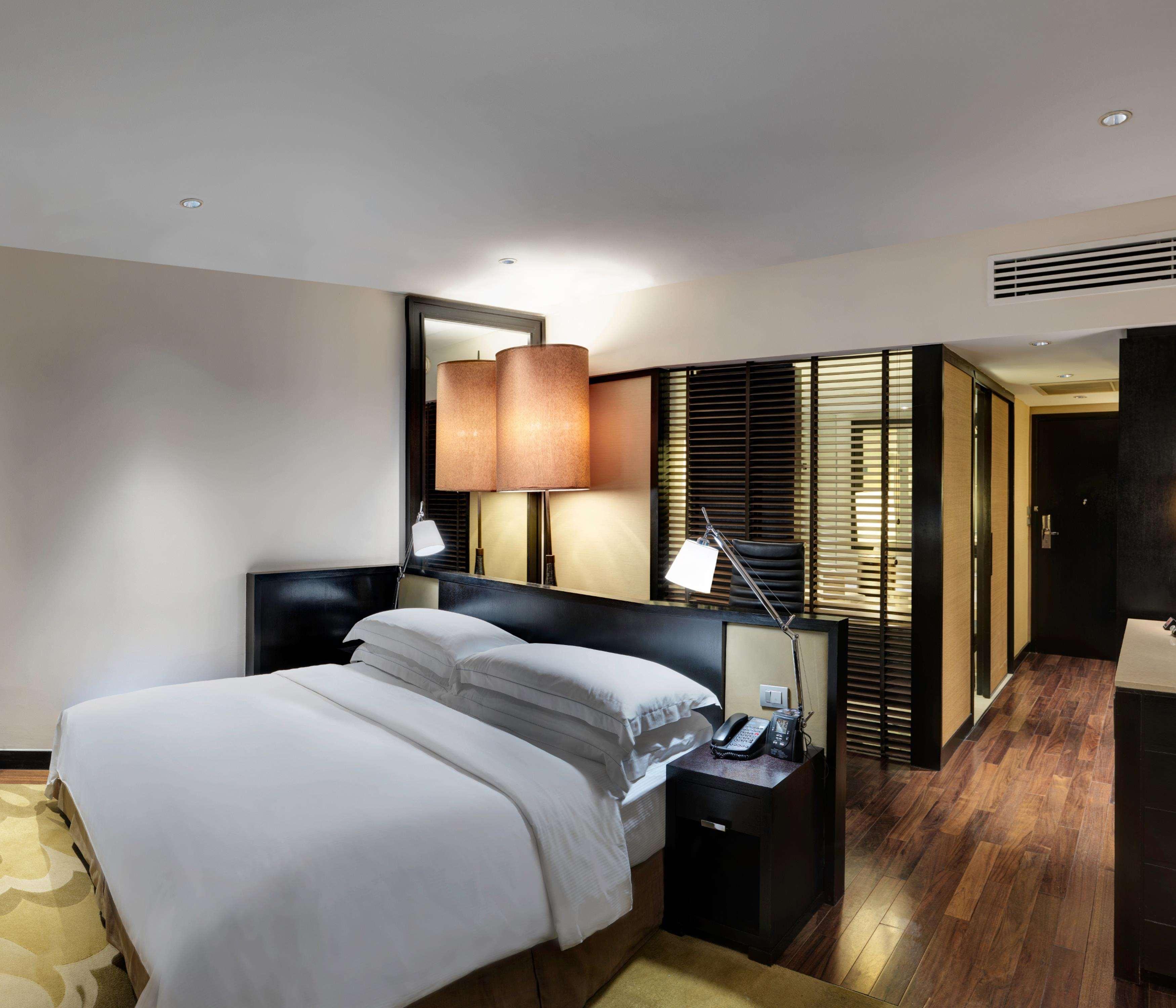 EXECUTIVE, KING BED, LOUNGE ACCESS