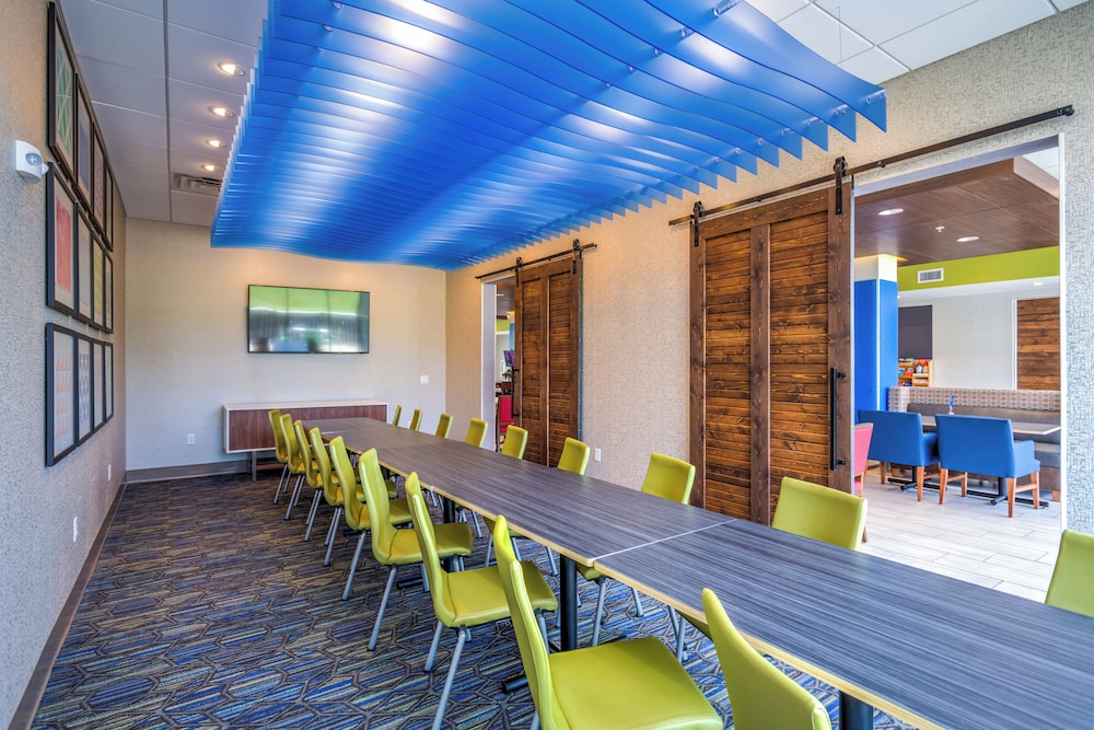 Holiday Inn Express Suites Reedsville State Coll Area 43/56