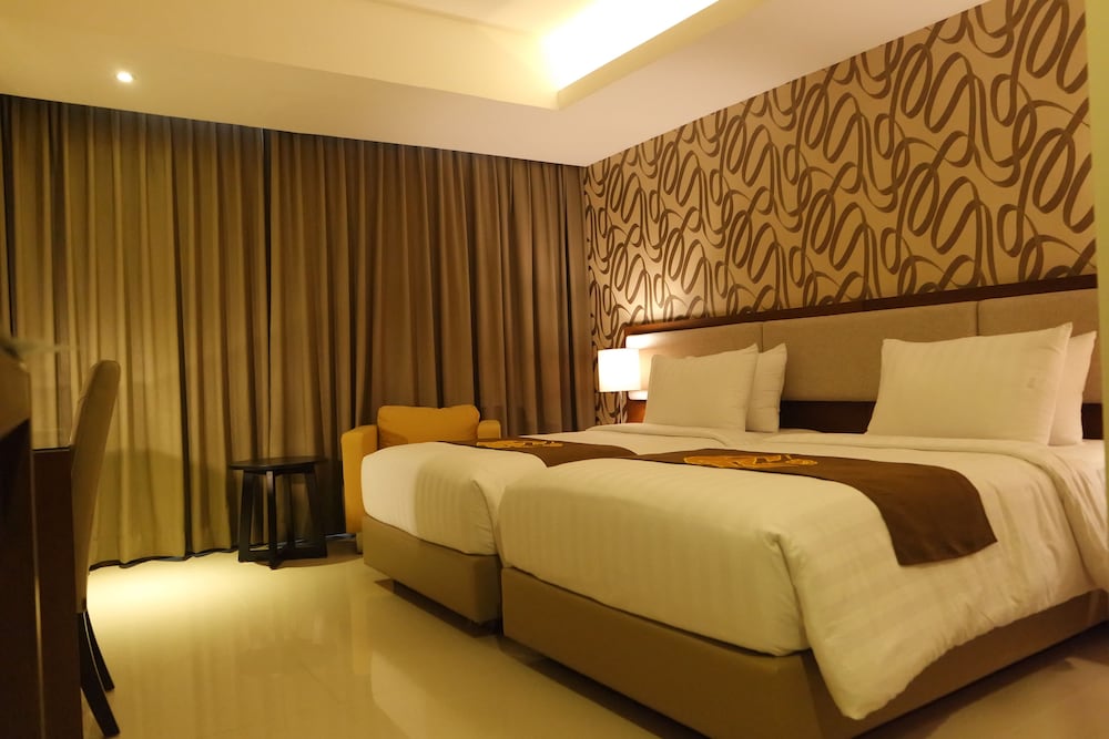 GRAND, DELUXE, DOUBLE OR TWIN BED