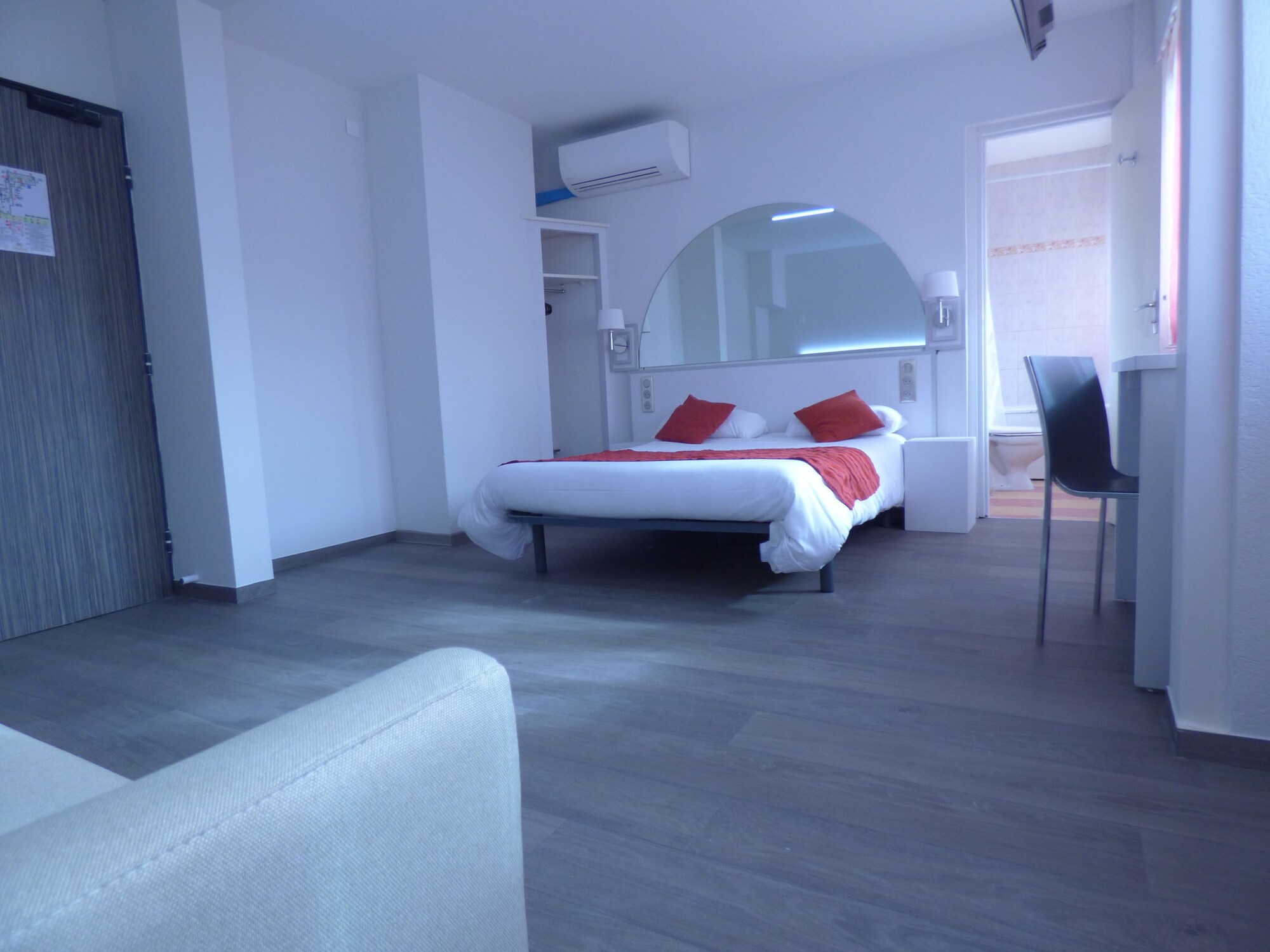 غرفة ثلاثية، Escatel Hotel 5/8