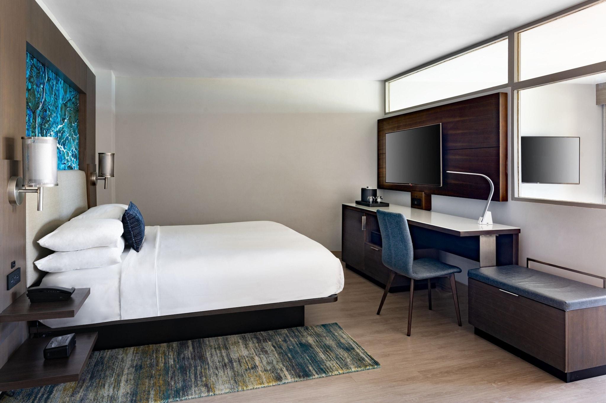 Studio, King Bed, Pool View