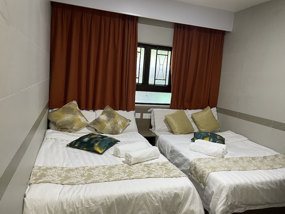 ROOM, QUADRUPLE