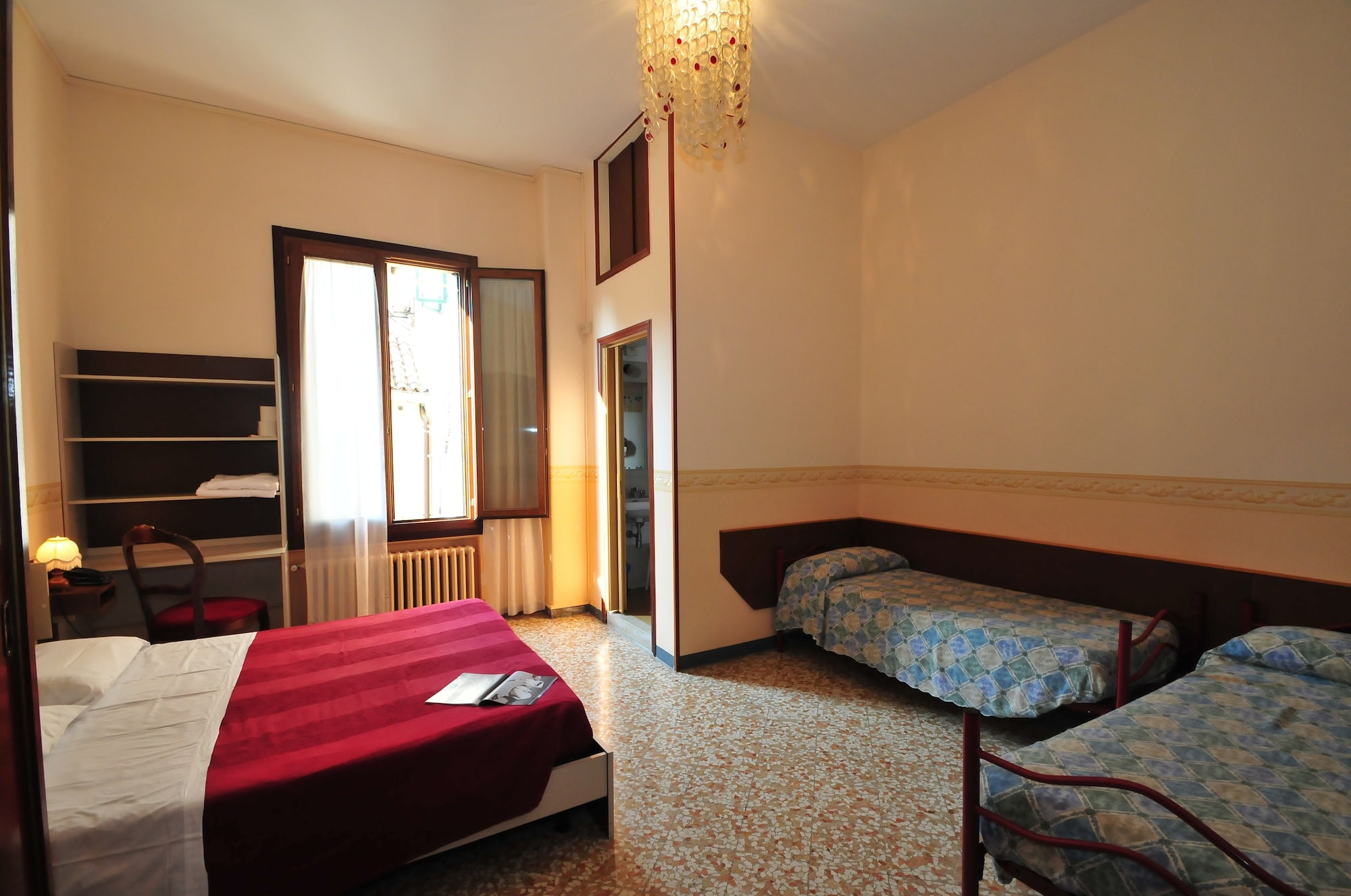 غرفة كلاسيكية رباعية بسرير كوين وسريرين منفصلين بحمام خاص، Locanda Sant'anna 4/4