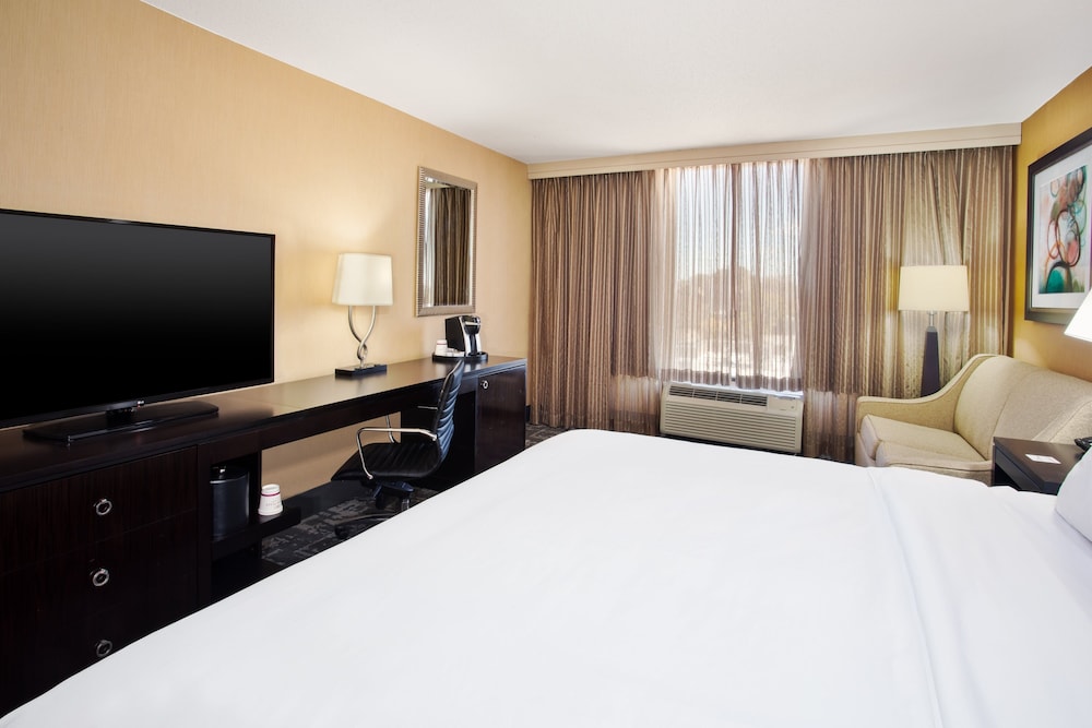 Crowne Plaza Hotel Greenville I 385 Roper Mtn Rd 16/77