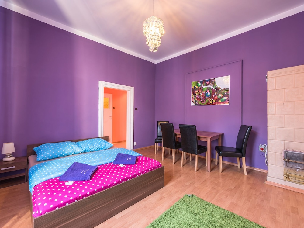 Hostel 70s 17/29
