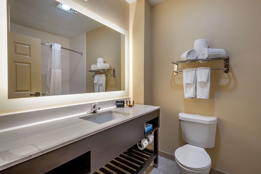 Best Western Plus Monica Royale Inn & Suites 12/31