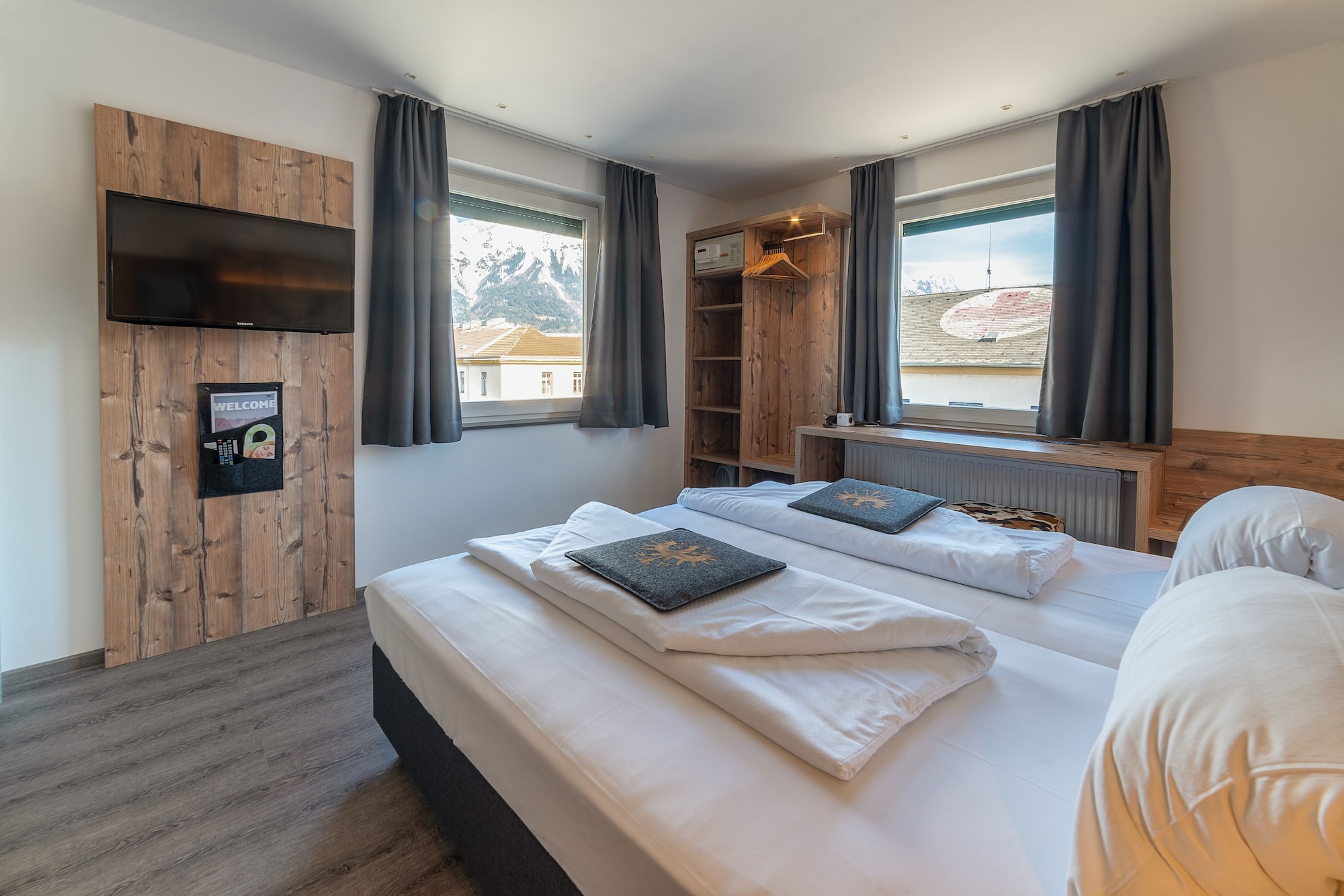 BUSINESS, QUEEN BED