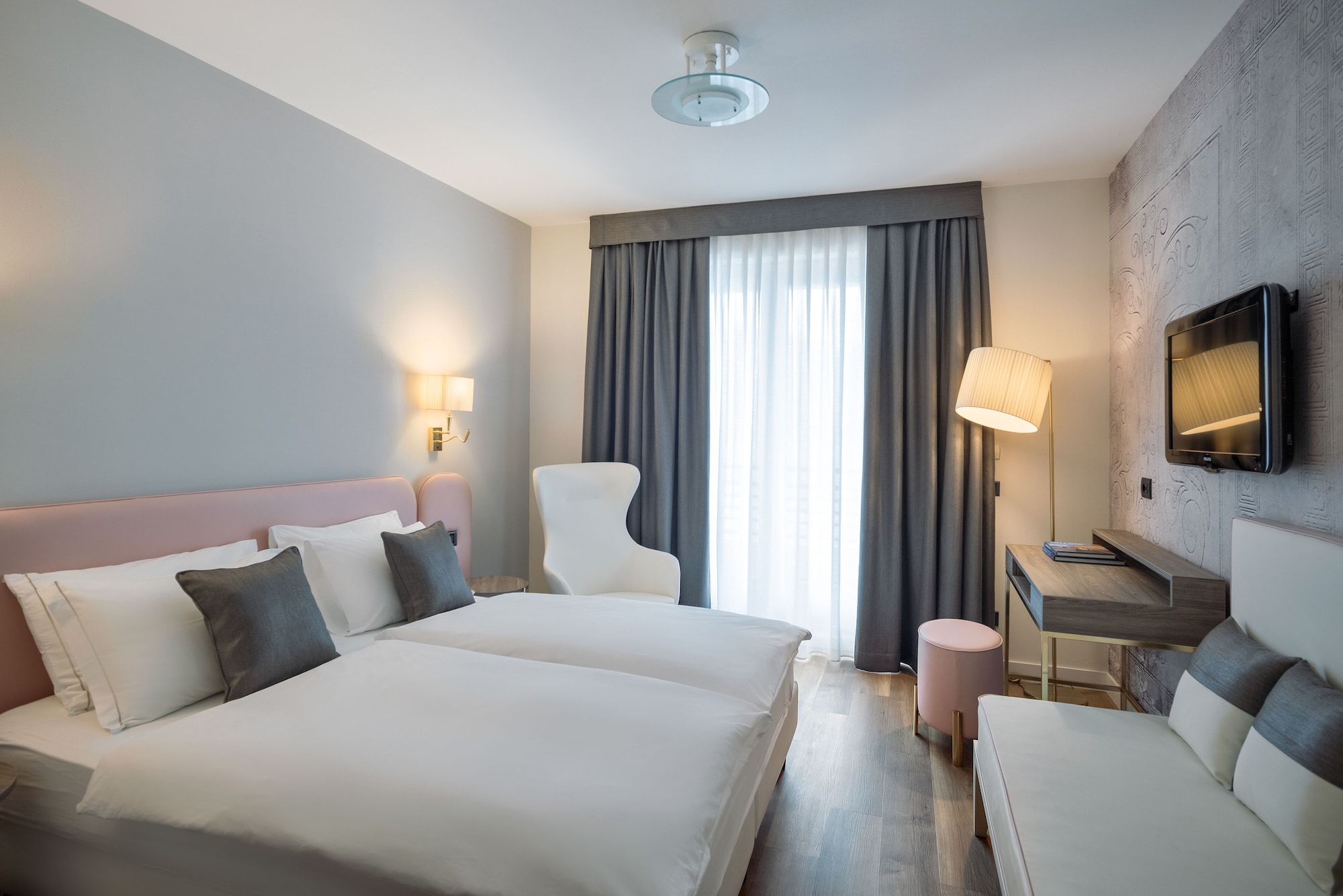 DELUXE, DOUBLE OR TWIN BED, LAKE VIEW, BALCONY