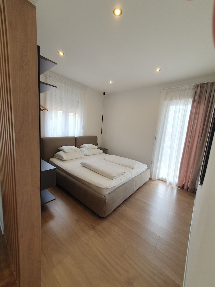 APARTMENT, PARTIAL SEA VIEW