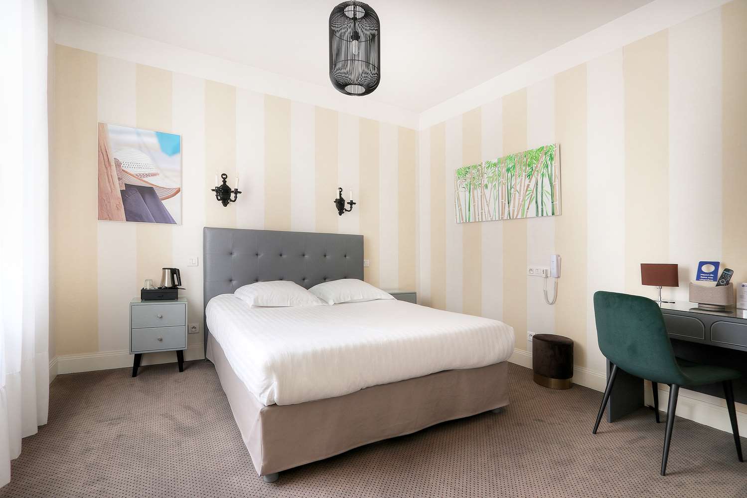 Super, Queen Bed, Court View