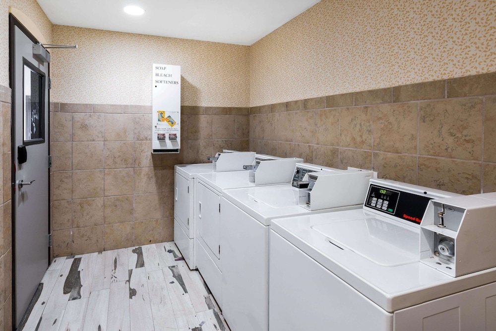 La Quinta Inn & Suites by Wyndham Canton MS 10/37