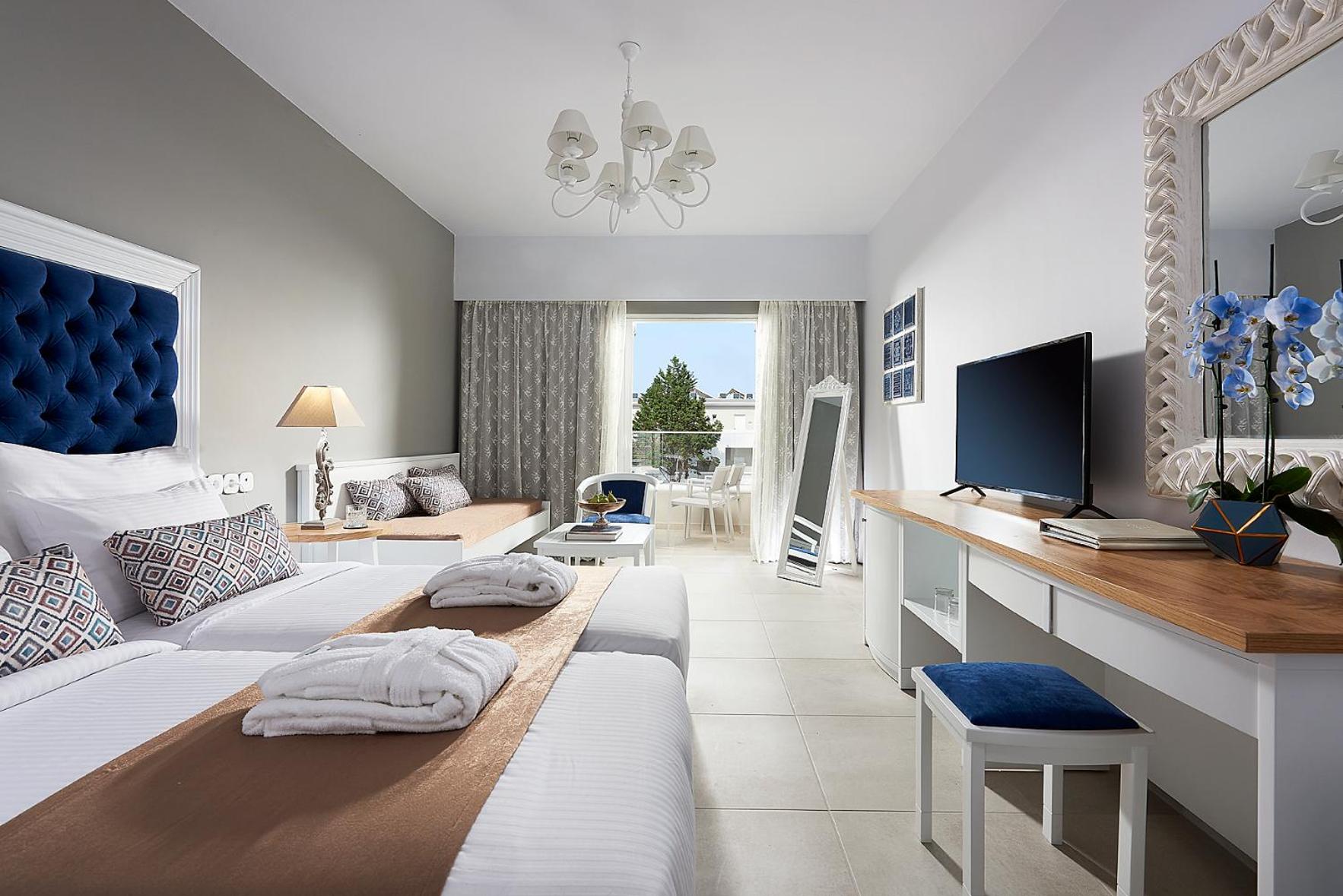 Deluxe, Double Bed, Lateral Side Sea View