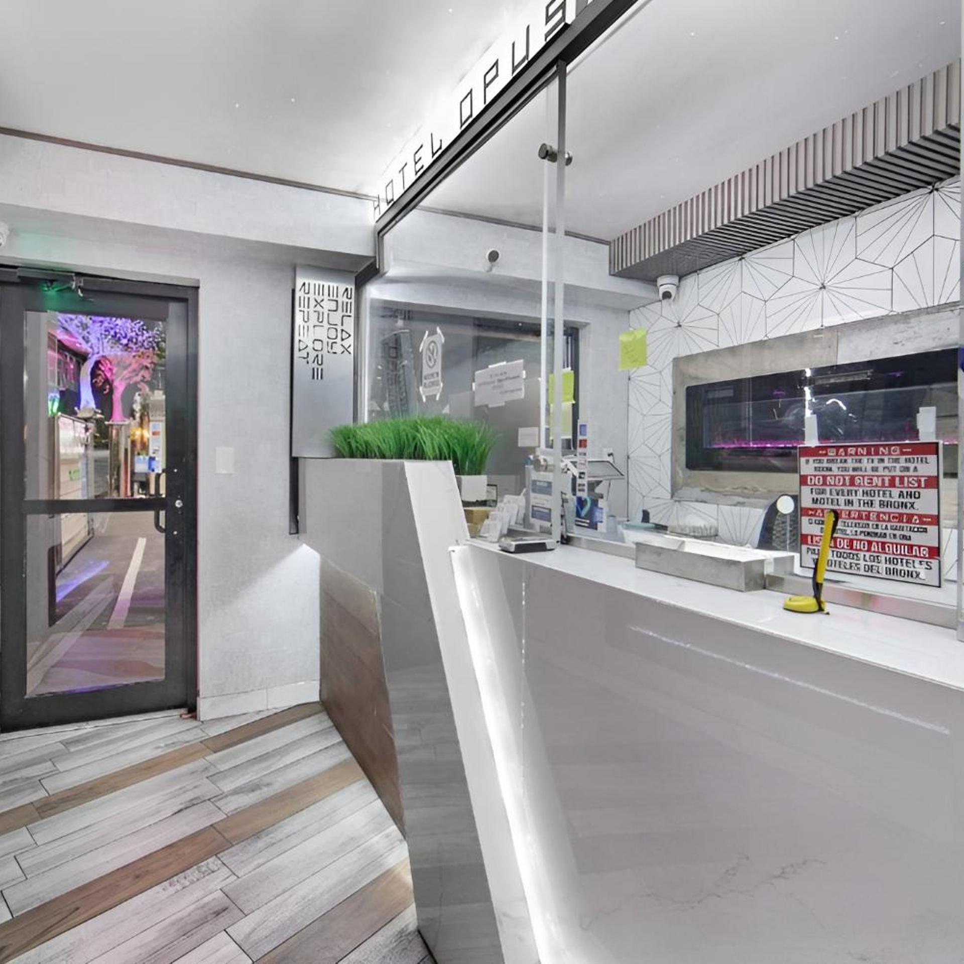 Hotel OPUS Bronx Near Bay Plaza Mall 11/46