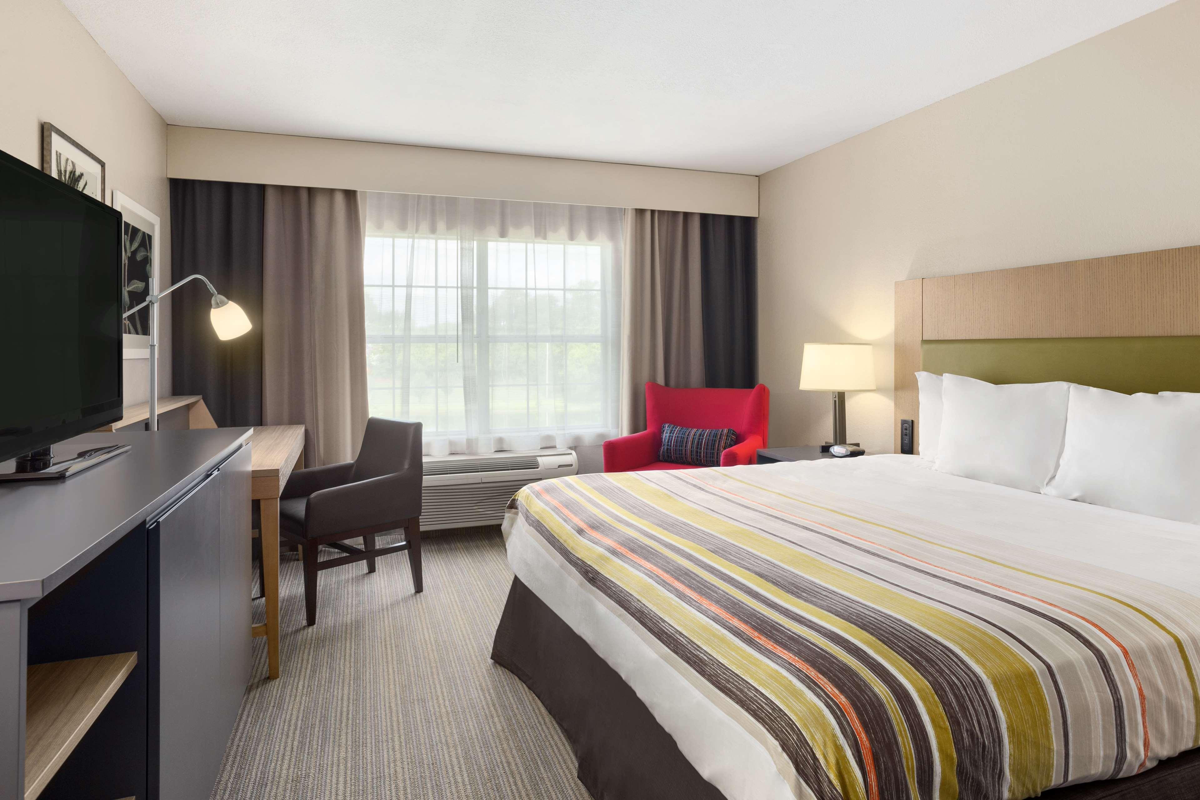 غرفة بسرير مزدوج لذوي الإعاقة