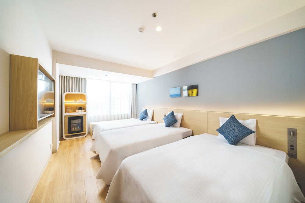 PREMIER, DELUXE, TWIN BEDS