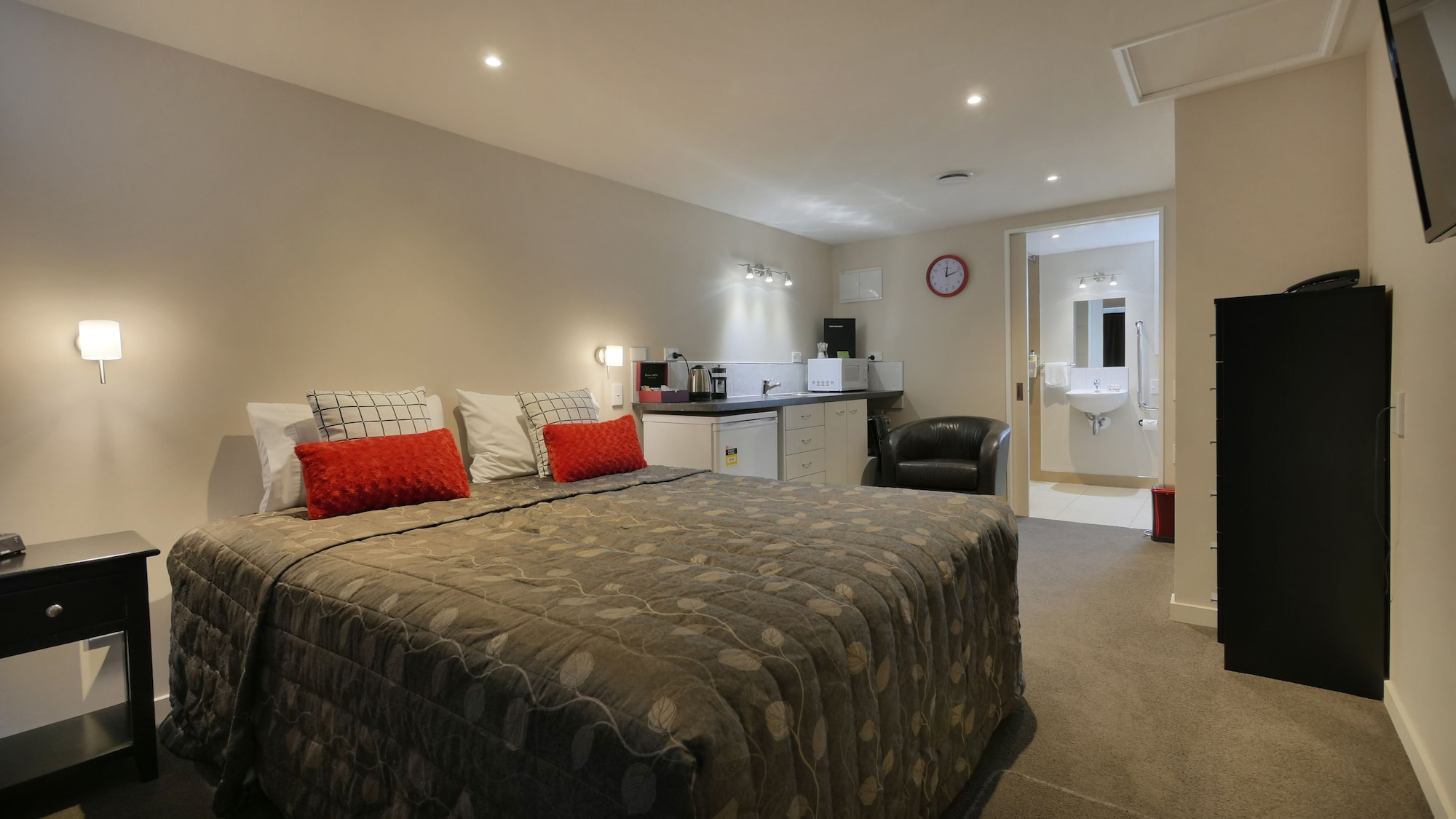 DELUXE, STUDIO, ACCESSIBLE