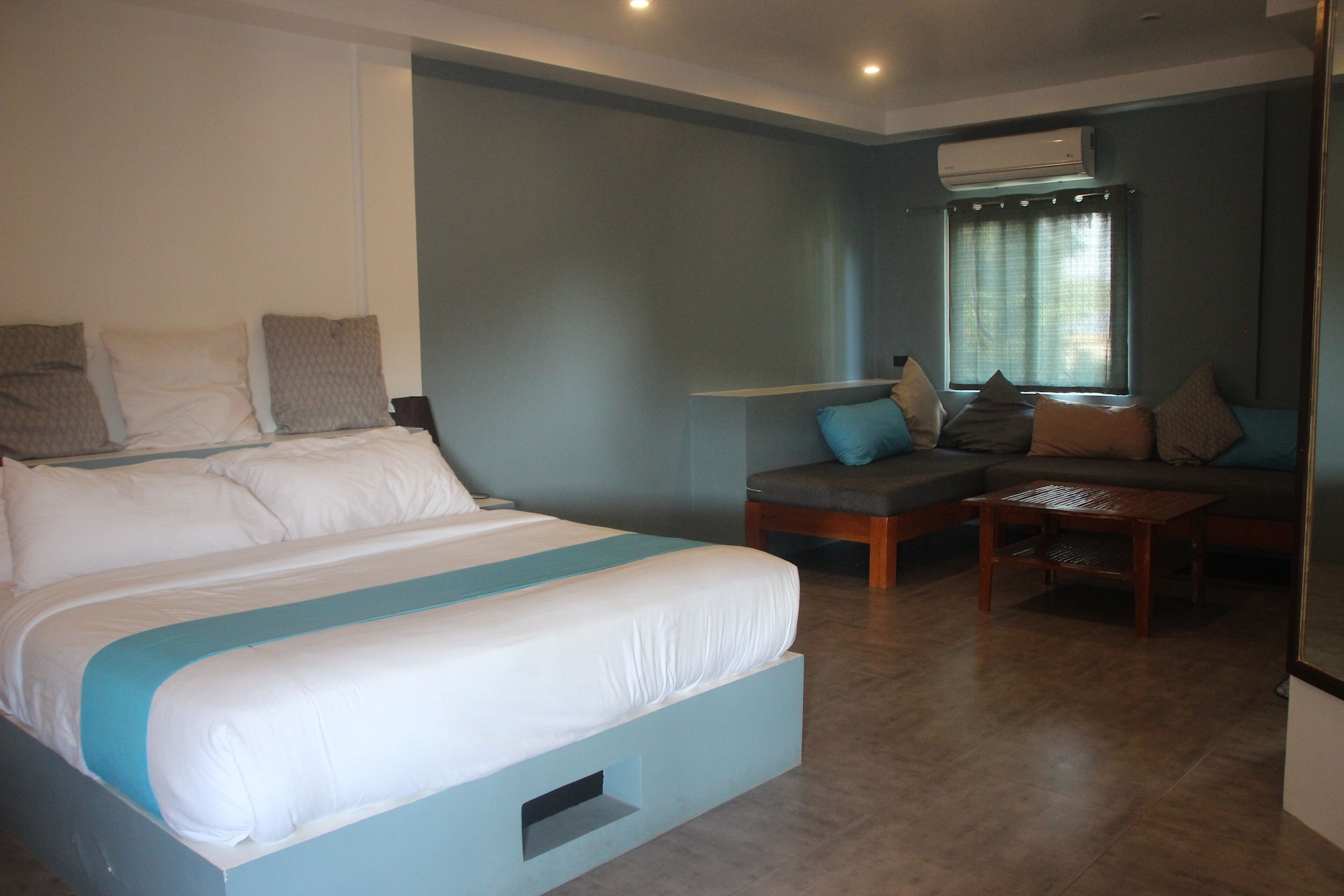 غرفة عائلية ركنية بسرير كينج بشرفة مع أريكة، Amihan Resort 2/5