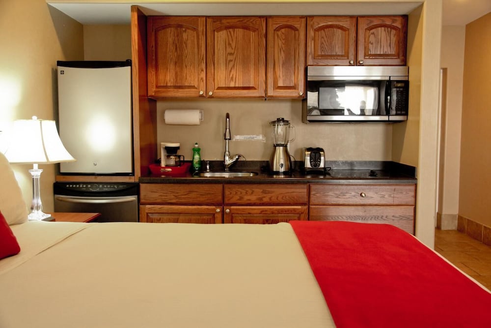 Lake Grassy Inn & Suites 11/38