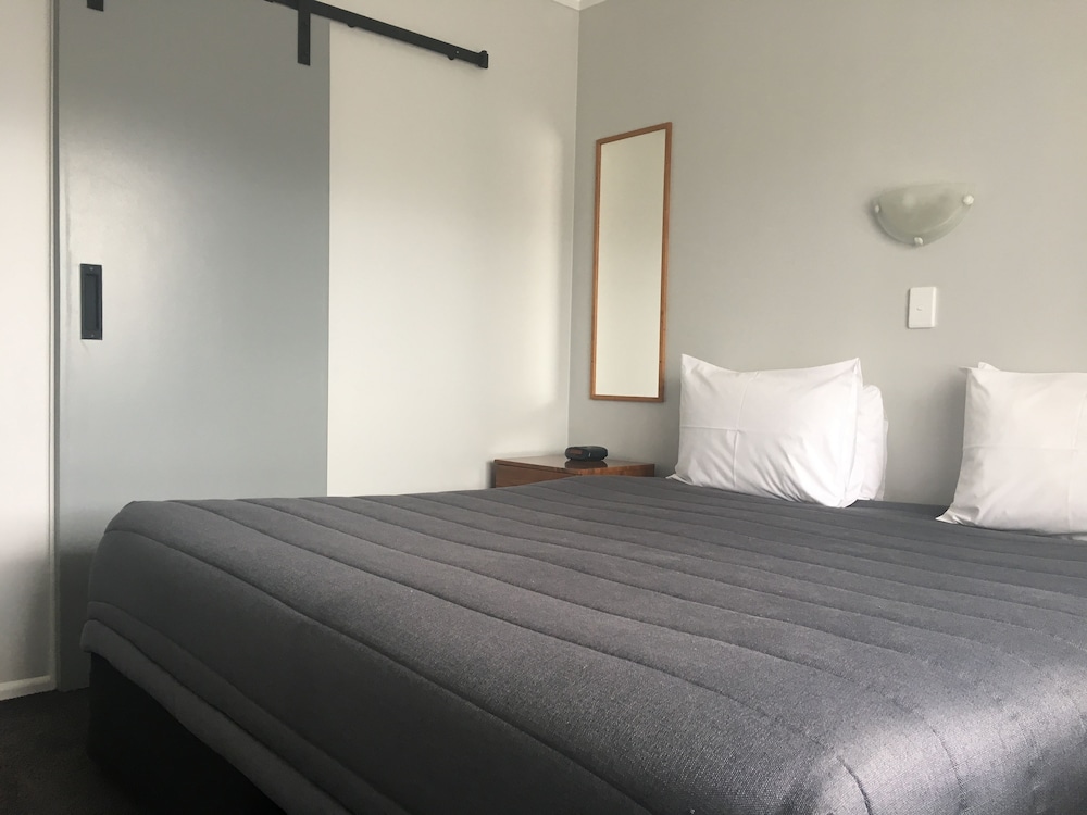 Avenue Motel 12/33