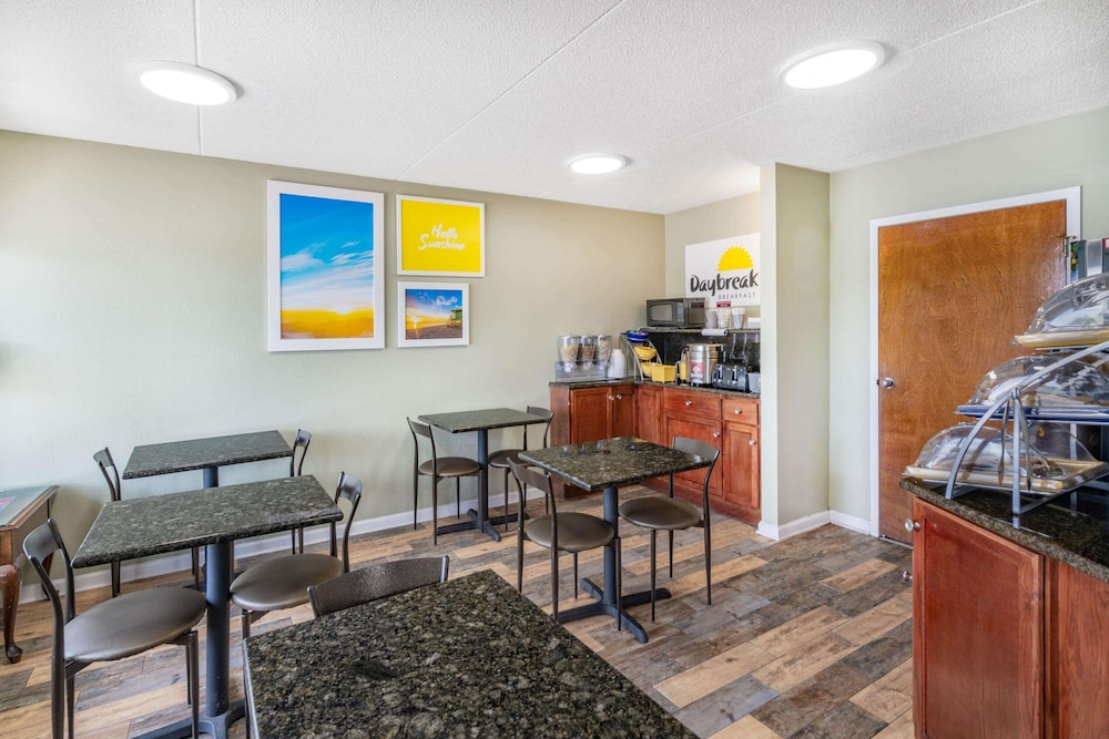 Days Inn by Wyndham Clarksville TN 39/53