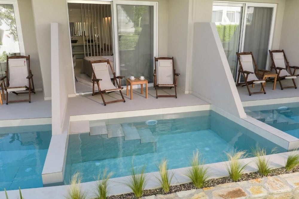 Golden Coast Suites 13/37