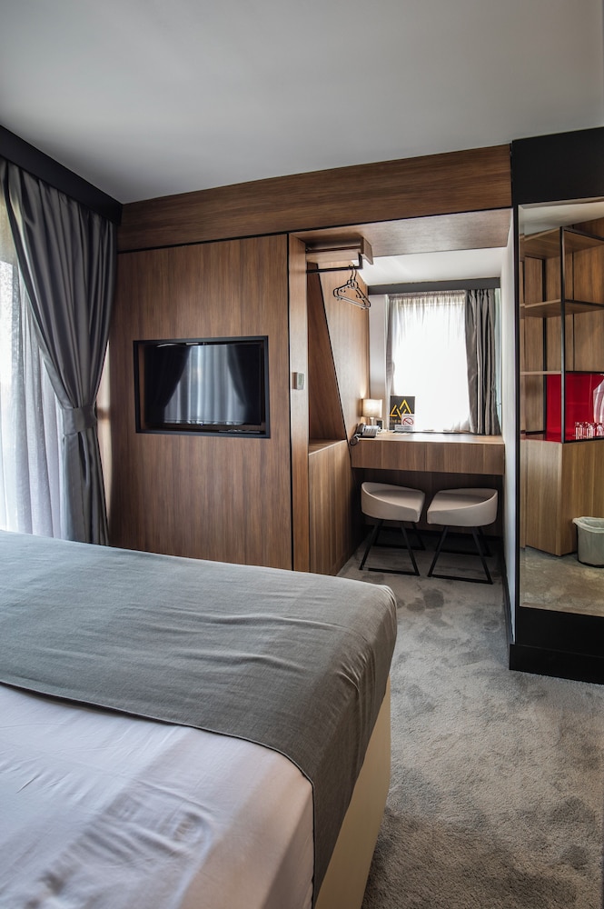 DELUXE, QUEEN BED, CITY VIEW, BALCONY