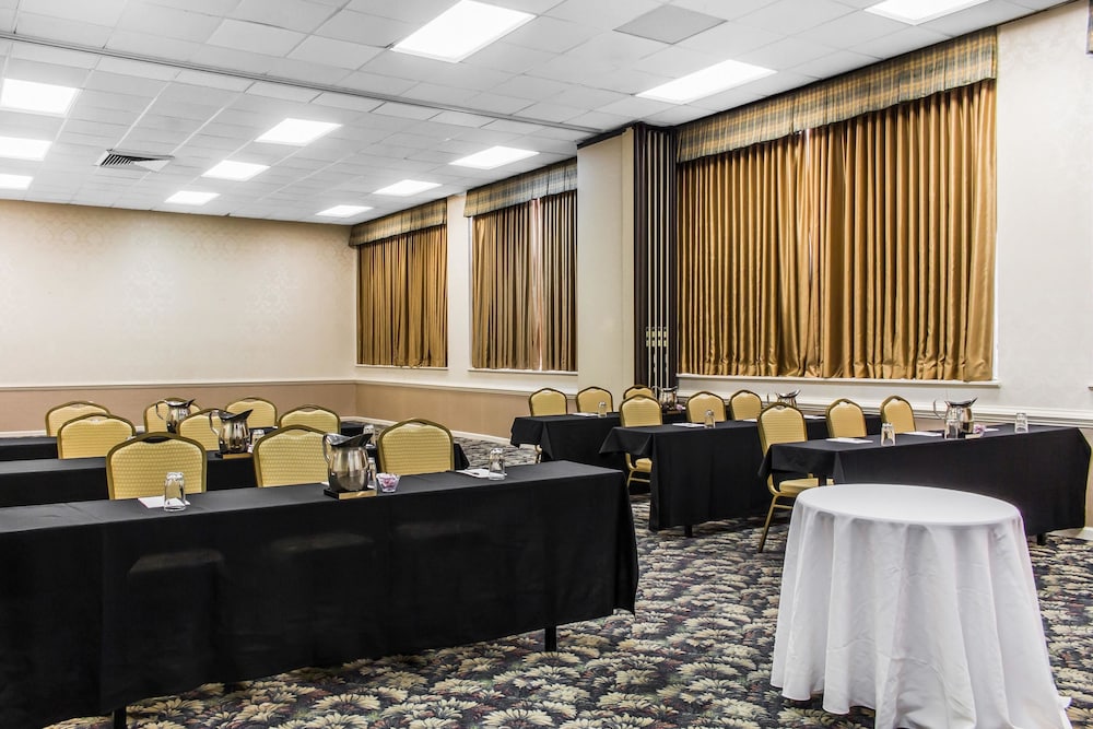 Clarion Hotel Philadelphia International Airport 55/57