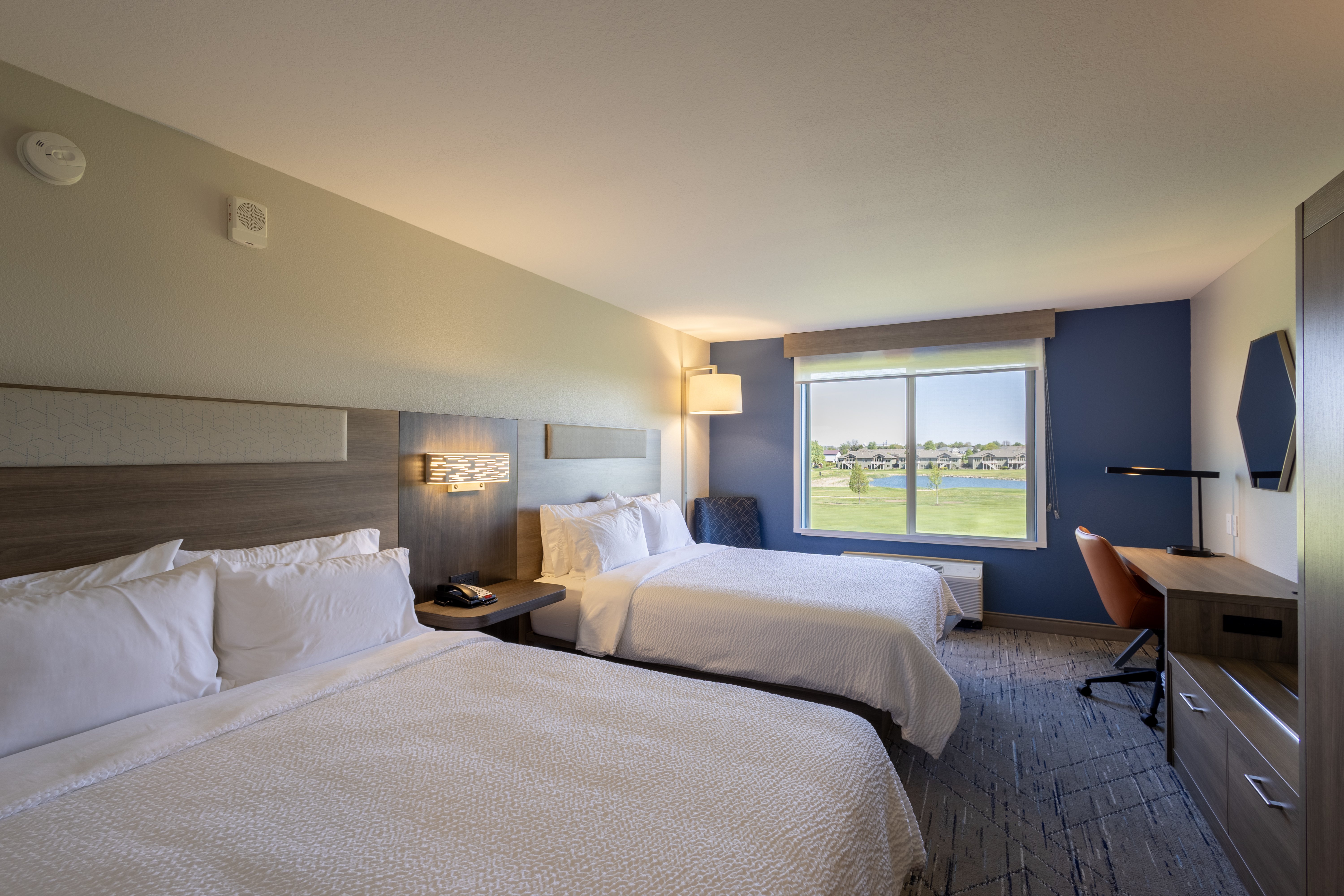 Holiday Inn Express Suites Sioux Center 18/68