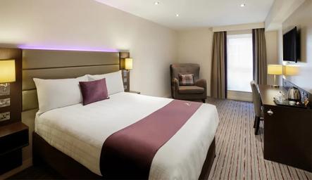 غرفة بسرير مزدوج