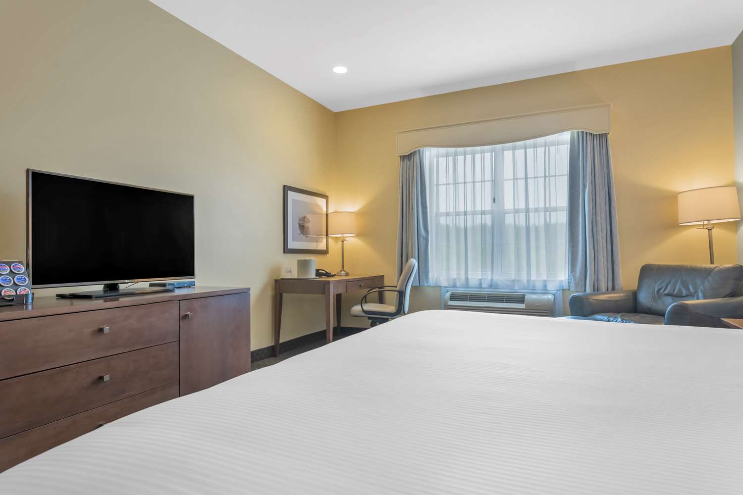 Room, King Bed, Best Western Plus Liverpool Hotel & Conference Centre 3/4