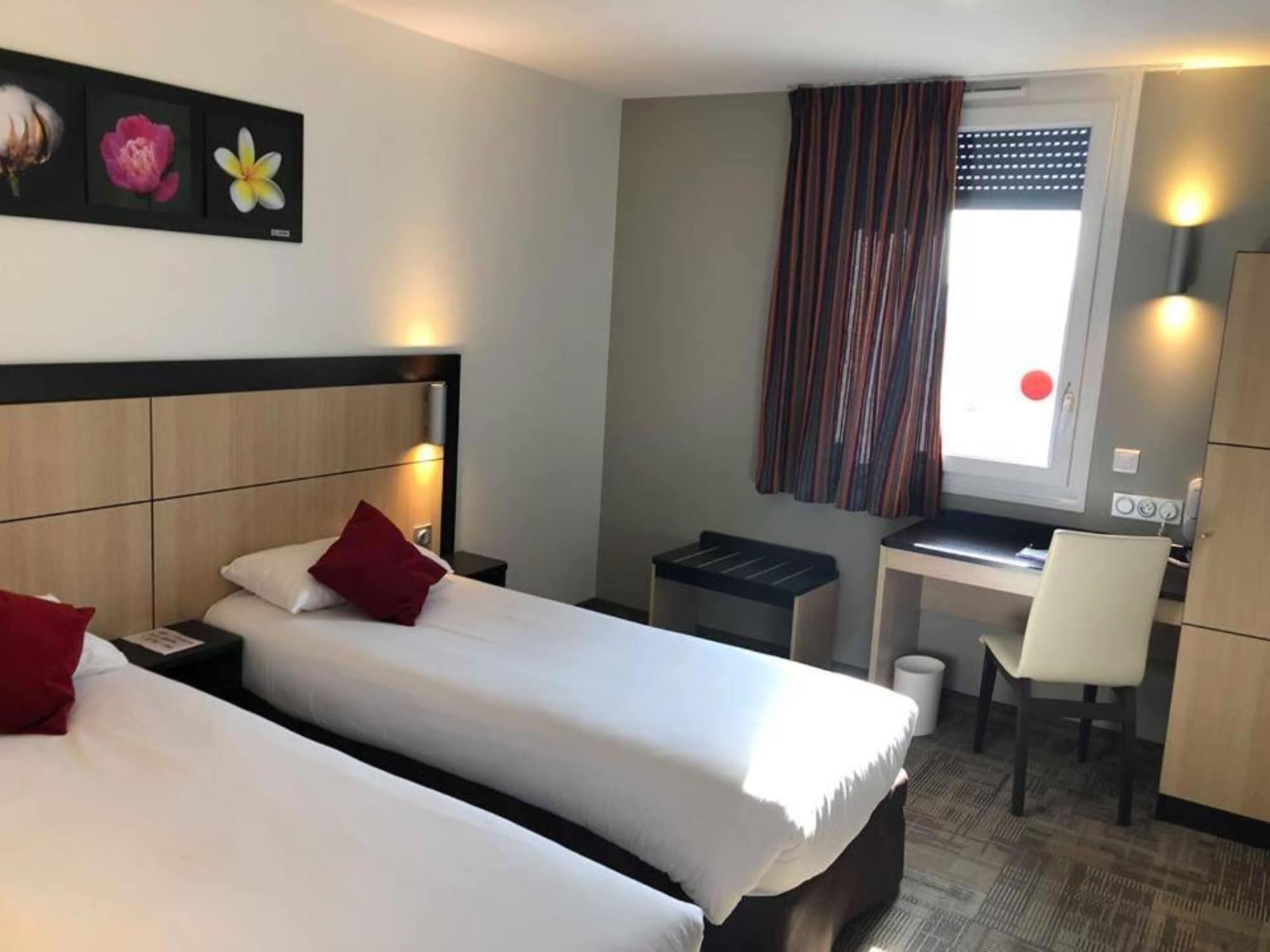ROOM, TWIN BEDS