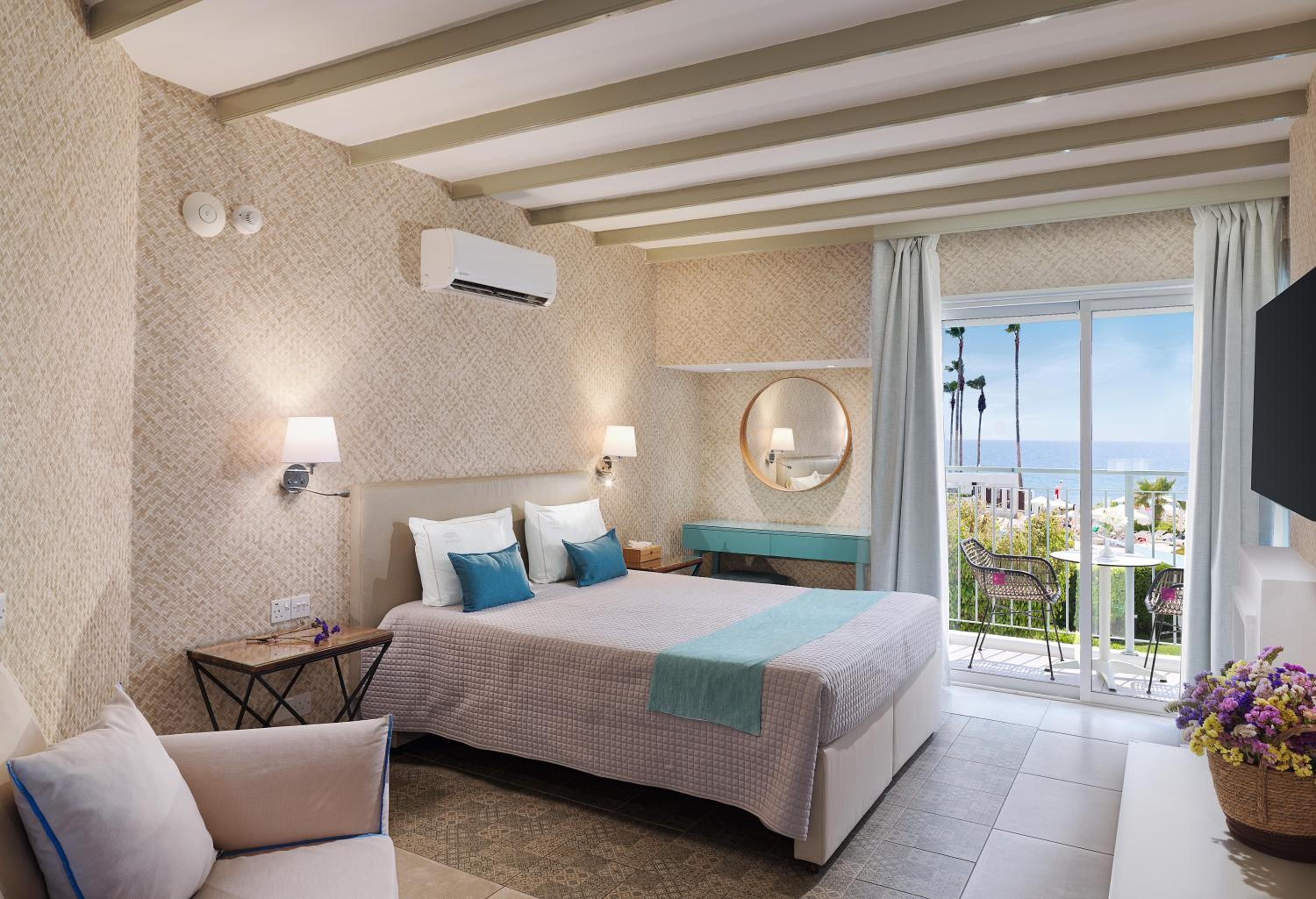 Bungalow, Queen Bed, Outdoor Jetted Tub, Sofa