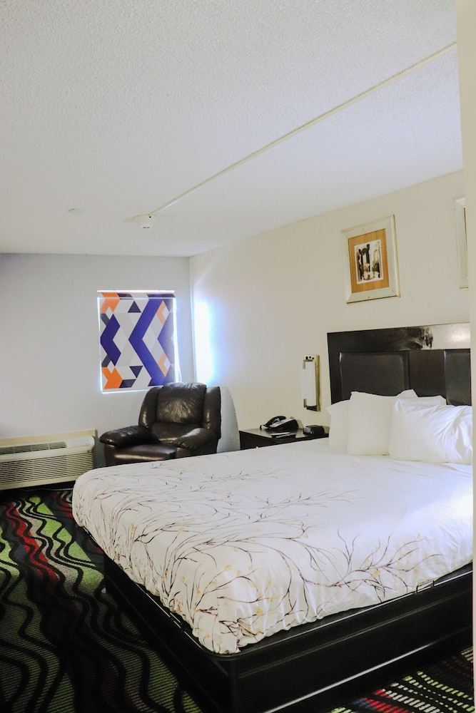 Apple Tree Inn and Suites 27/62