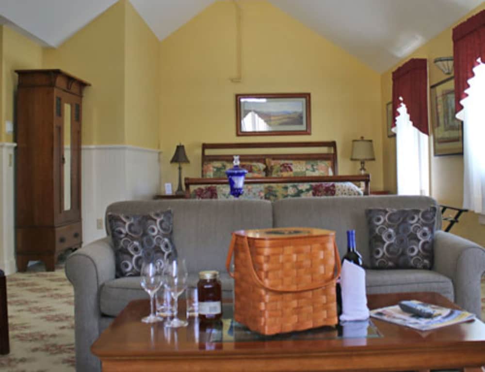 Kearsarge Inn 31/48