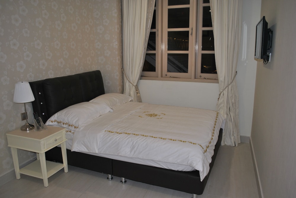 JAYLEEN CLARKE QUAY HOTEL 39/41