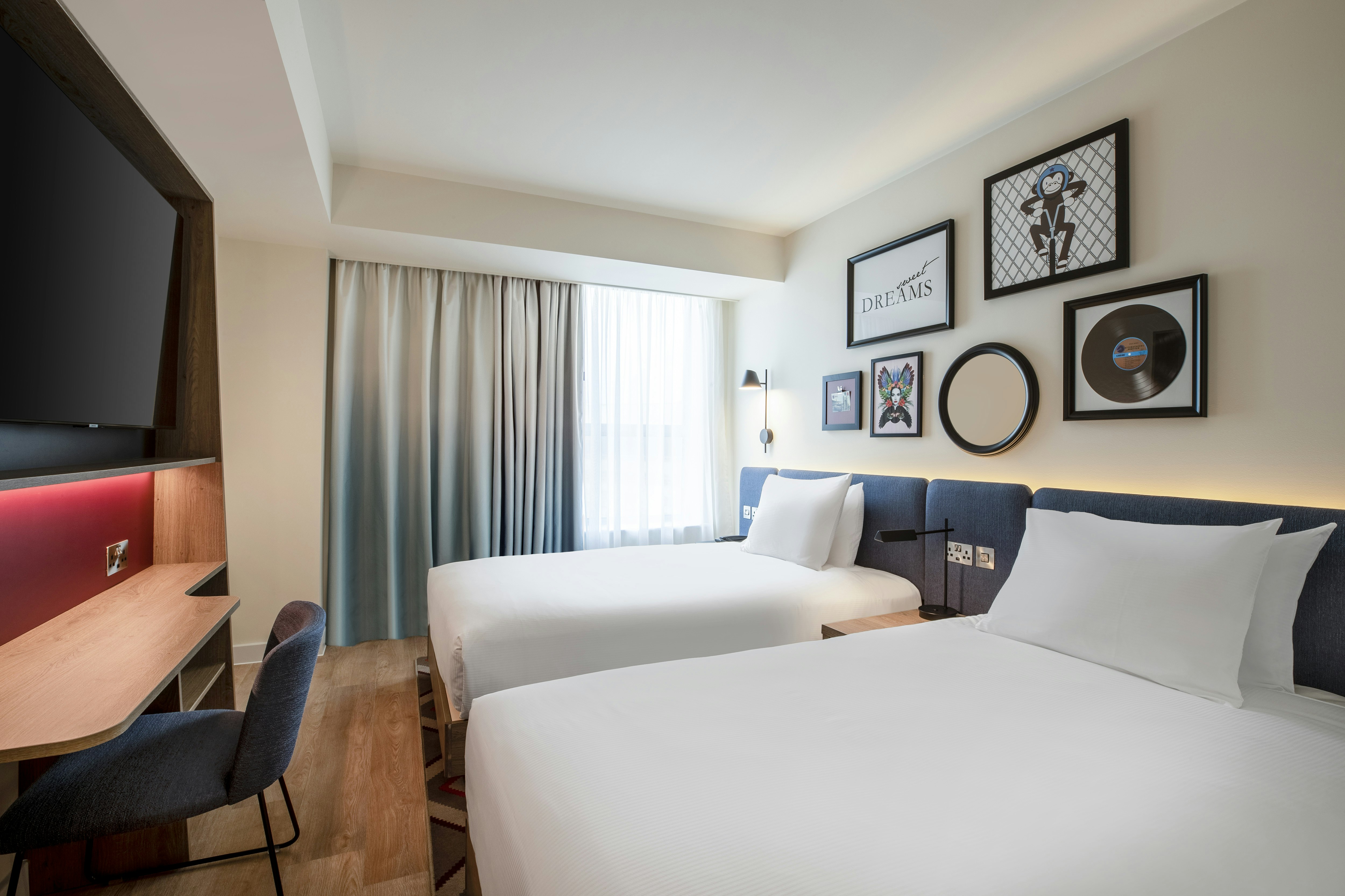 ROOM, TWIN BEDS