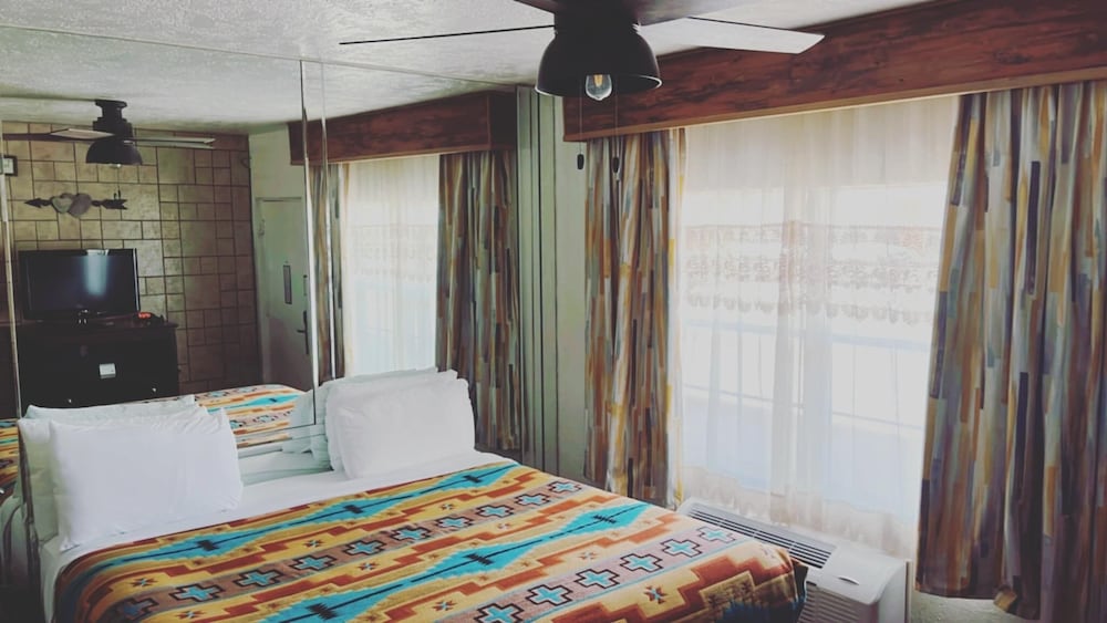 The Classic Desert Aire Hotel 5/34