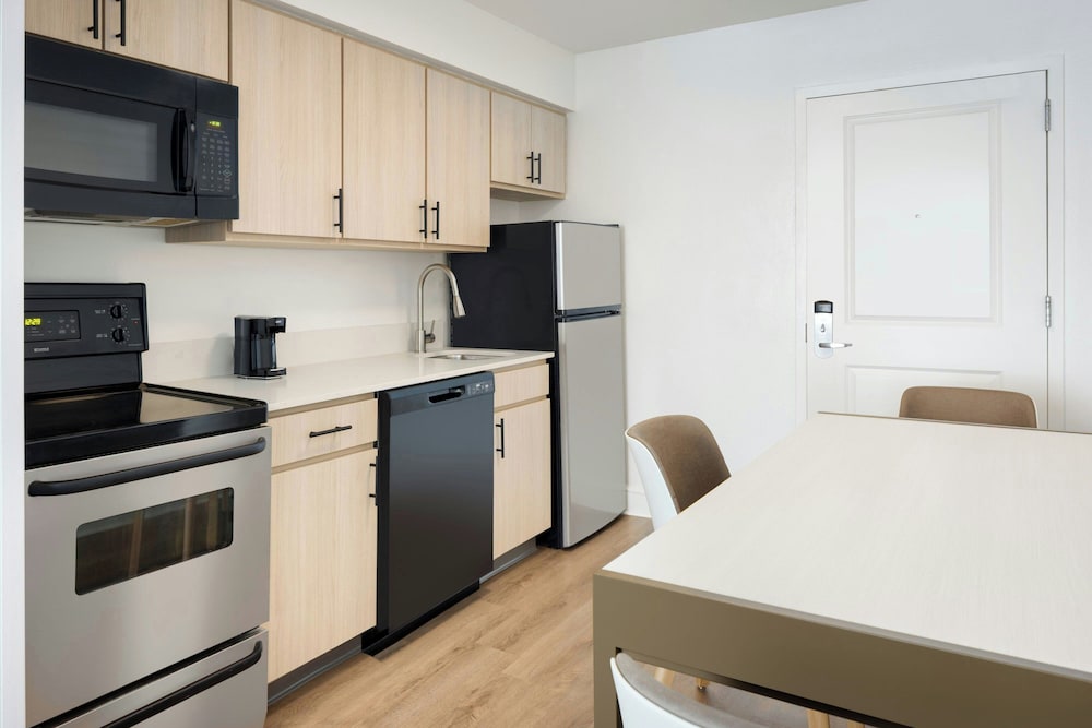 RENOVATED, STUDIO, KING BED