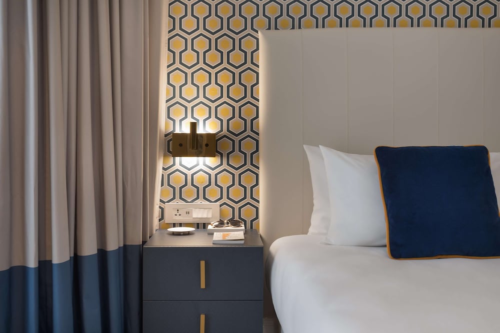 115 The Strand Hotel And Suites photo4