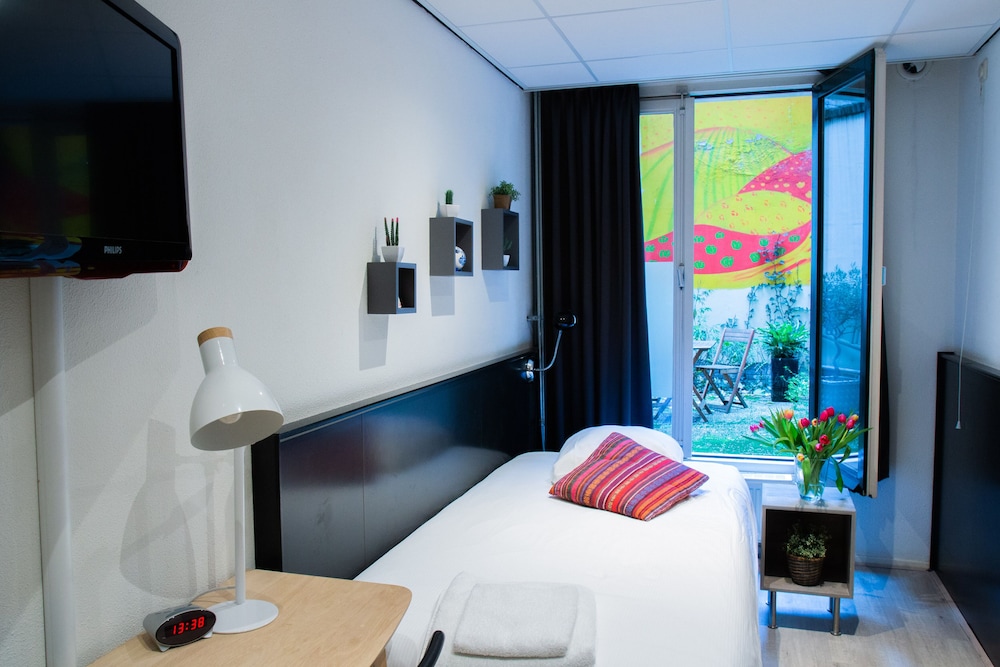 ROOM, SINGLE, SINGLE BED, SHARED BATHROOM