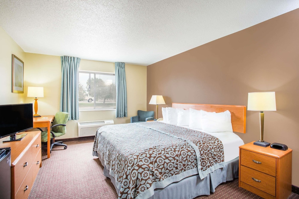 Days Inn by Wyndham Evansdale Waterloo 13/40