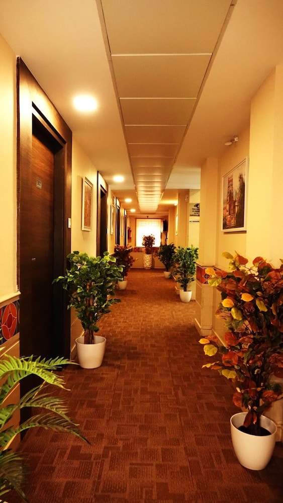 Fabhotel K-Sqaure Koyambedu 25/26