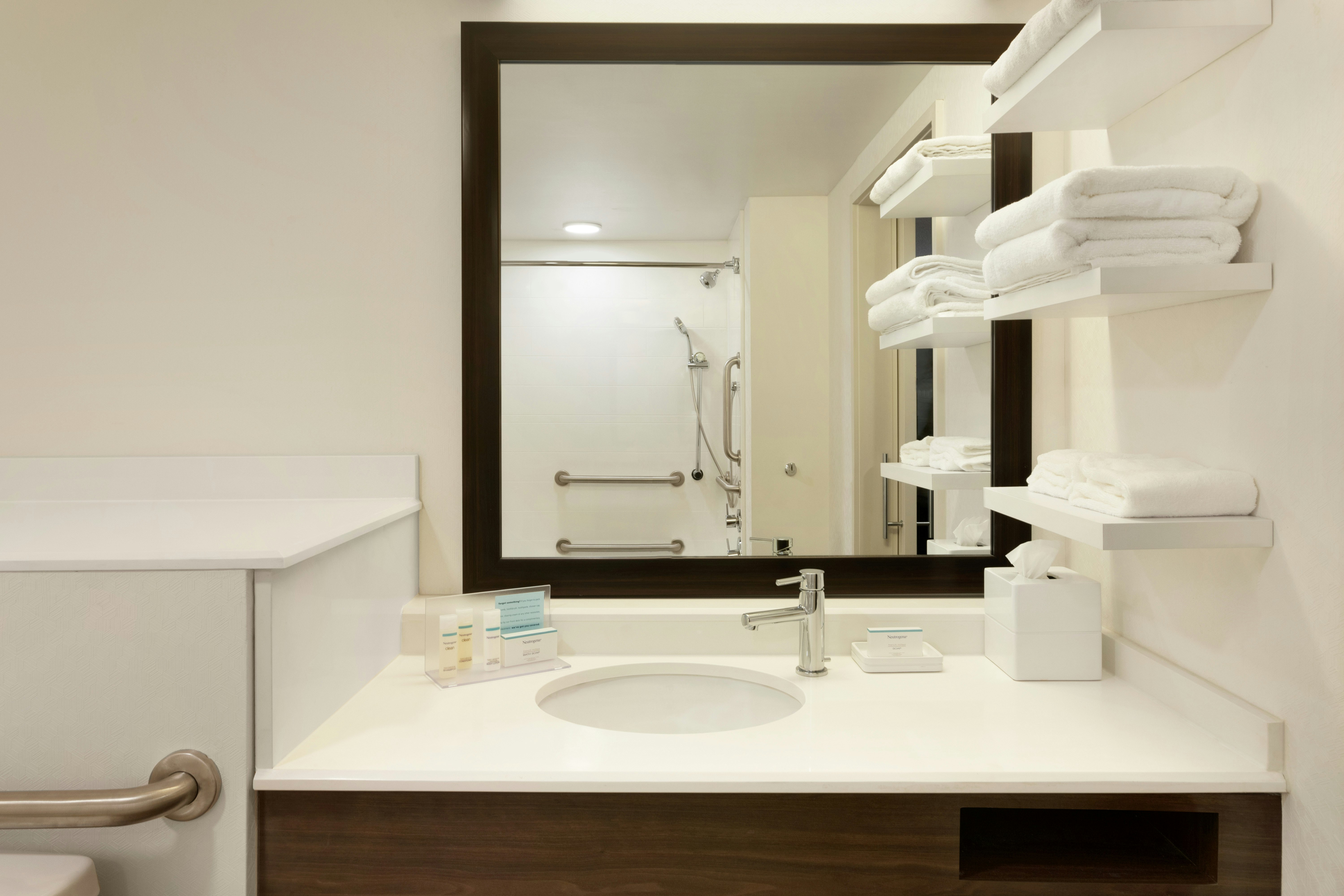 Hampton Inn and Suites Springdale 14/15