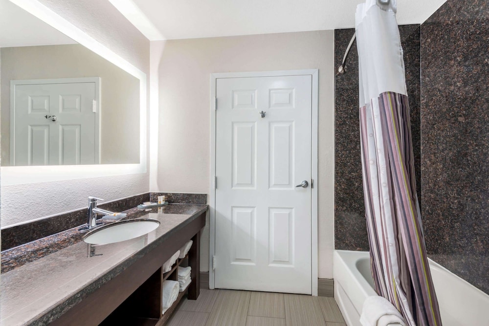 La Quinta Inn & Suites by Wyndham Orange 17/56