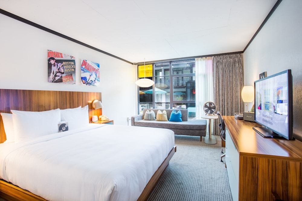 STADIUM, KING BED
