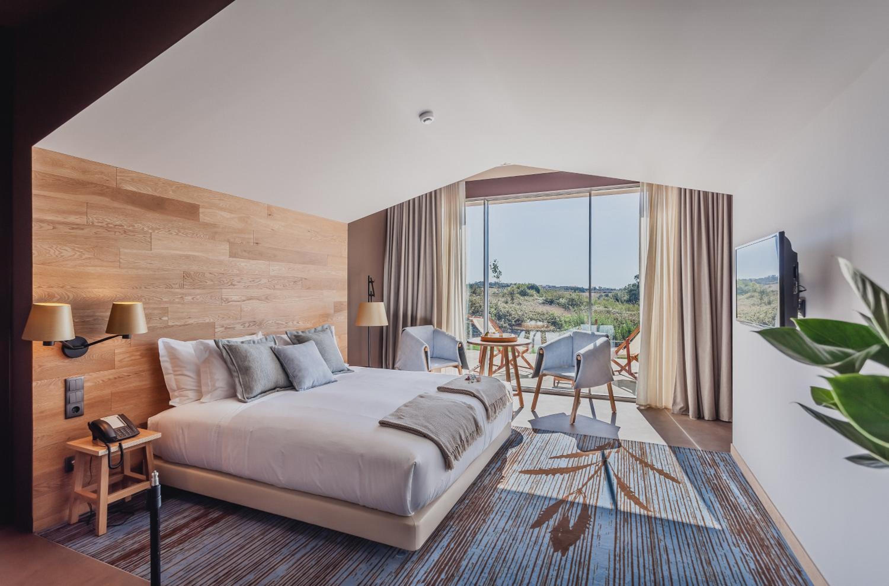Deluxe, Queen Bed, Balcony
