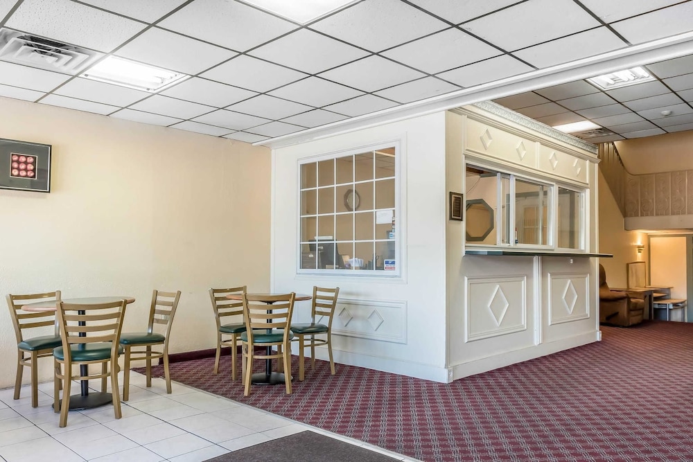 Econo Lodge Airport Reading PA 33/37