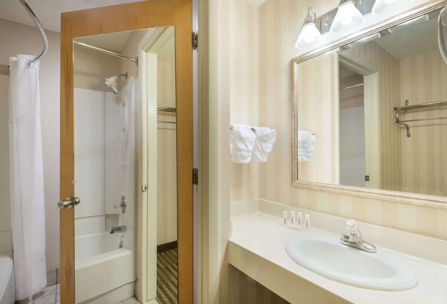 Ramada by Wyndham Columbus North 38/39