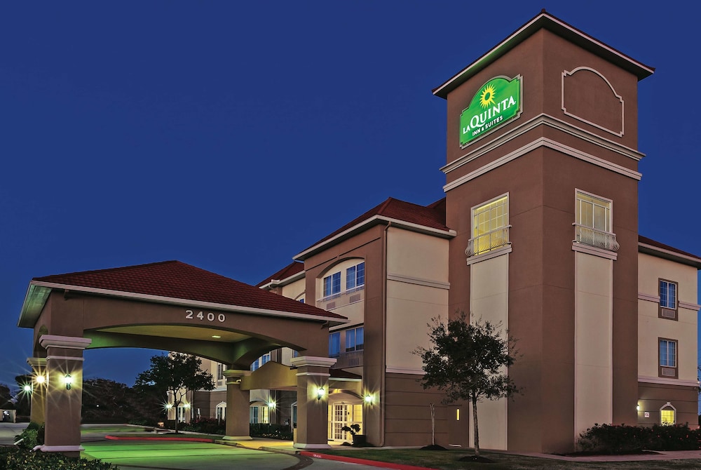 La Quinta Inn & Suites by Wyndham Angleton 1/50
